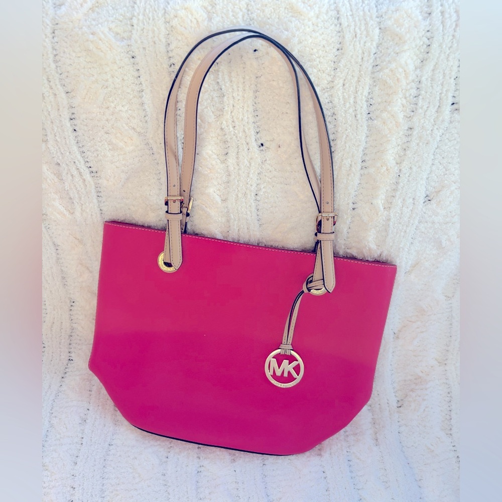 Bright and stylish Michael Kors bag. Excellent  condition.